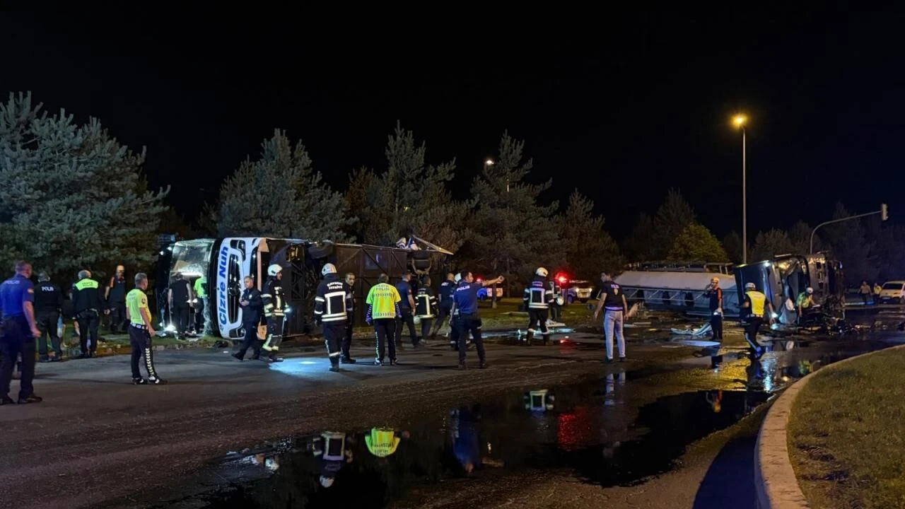 Kayseri’de yolcu otobüsü ile benzin tankeri çarpıştı: 35 yaralı