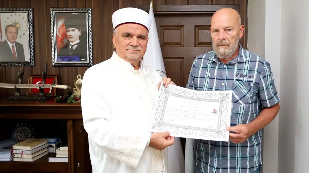 Müslüman eşinden etkilenen Alman vatandaşı İslamiyet'i seçti