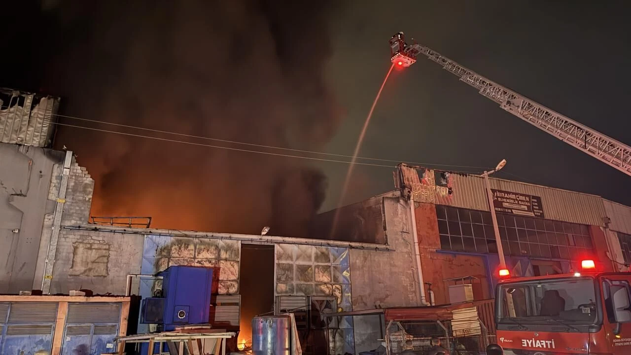 Adana'da fabrika yangını