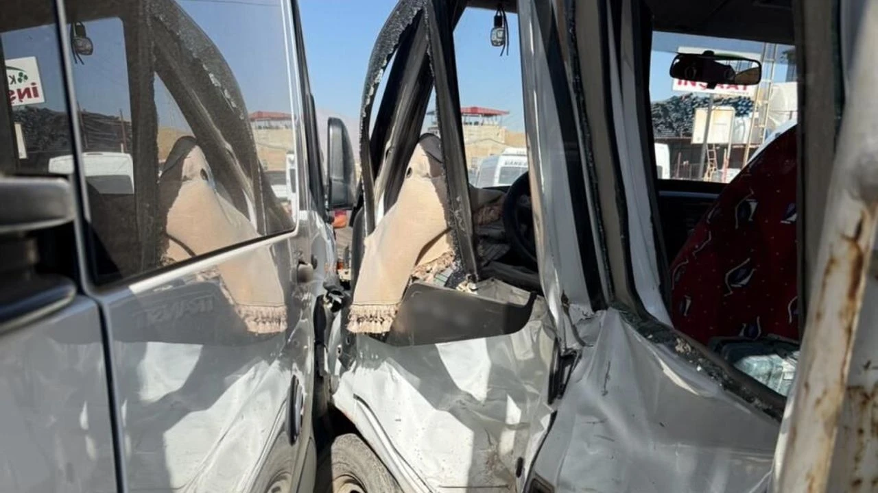 Hakkari'de minibüs ile kamyonet çarpıştı: 10 yaralı