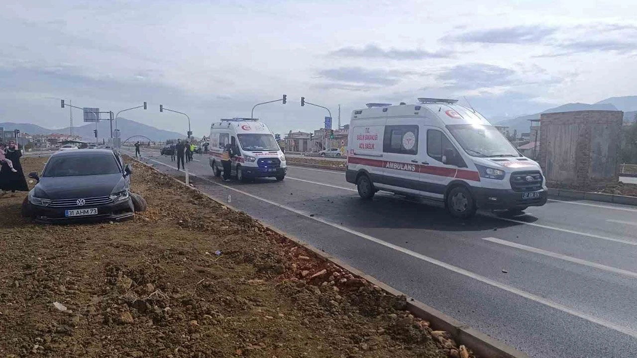 Gaziantep'te 2 otomobil kavşakta çarpıştı