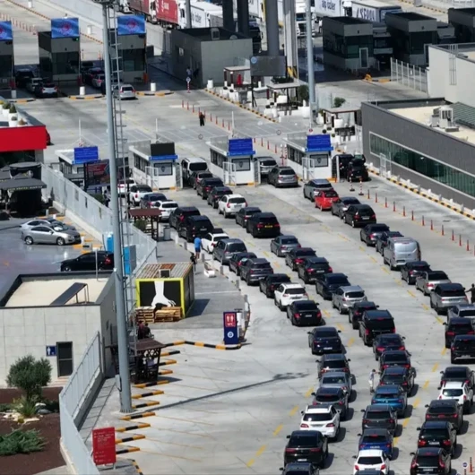 Gurbetçi sezonunda sınır kapılarında rekor! 3,7 milyon yolcu geçiş yaptı