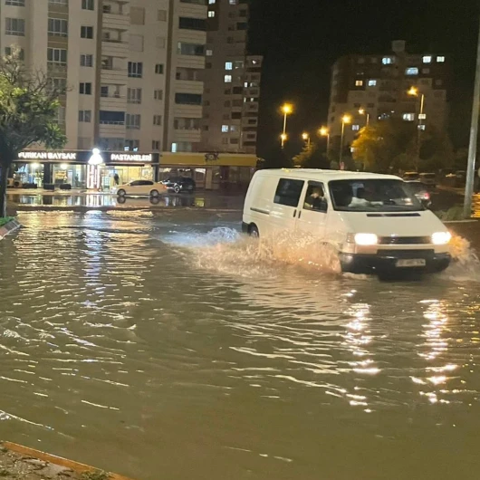 Kayseri'de sağanak sele dönüştü; yollar göle döndü