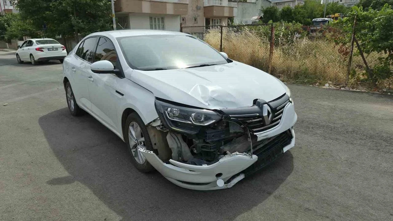 Motosiklet ile otomobil çarpıştı: 2 yaralı