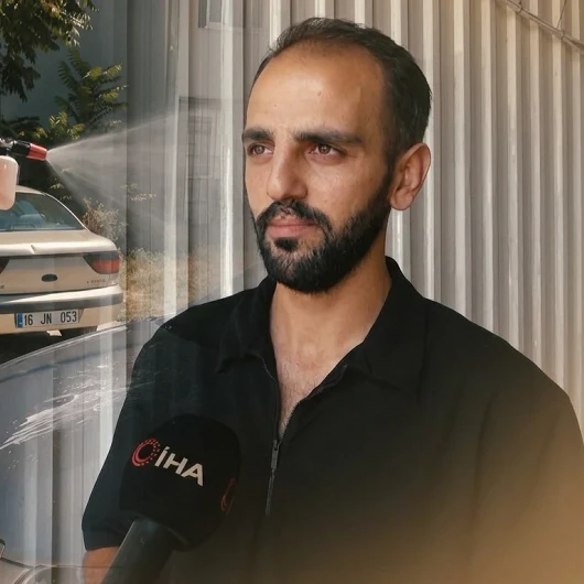 Sokakta kirli gördüğü aracı affetmiyor! Sahiplerinden habersiz yapıp sosyal medyayı salladı... Bursa'da mobil yıkamacıdan sürpriz