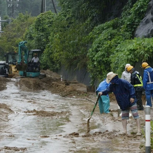24 saatte 300 milimetreden fazla! Japonya’da sel ve heyelan alarmı: 5. seviye uyarı yayınlandı