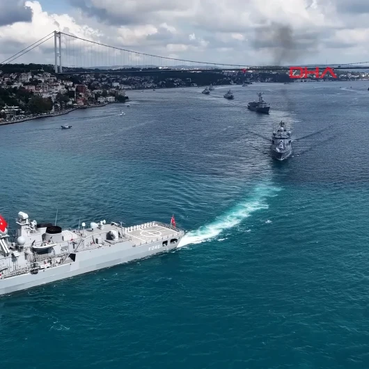 30 Ağustos Zafer Bayramı'nda TCG Anadolu'nun da içlerinde bulunduğu15 gemi İstanbul Boğazı'ndan geçti