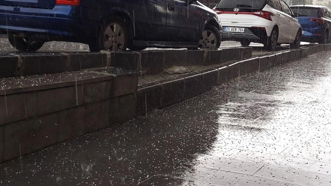 Erzurum'da dolu ve sağanak etkili oldu
