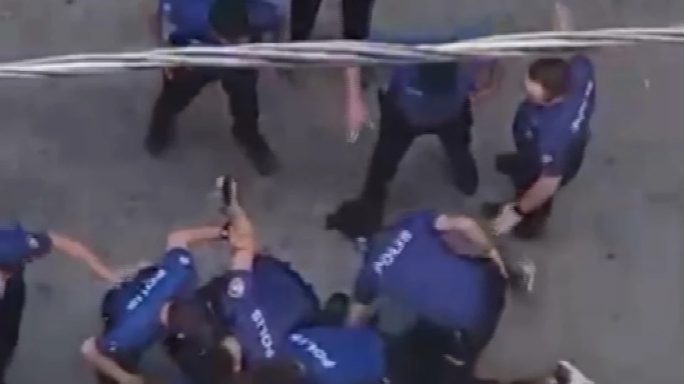 Esenyurt'ta bıçaklı şahıs dehşeti: Polis ekiplerini görünce kendini arabasına kilitledi, o anlar kamerada