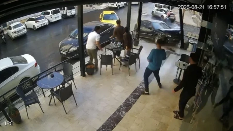 Film gibi kaza: Mardin'de iki otomobilin çarpıştığı kaza kamerada, araç kafeye böyle daldı