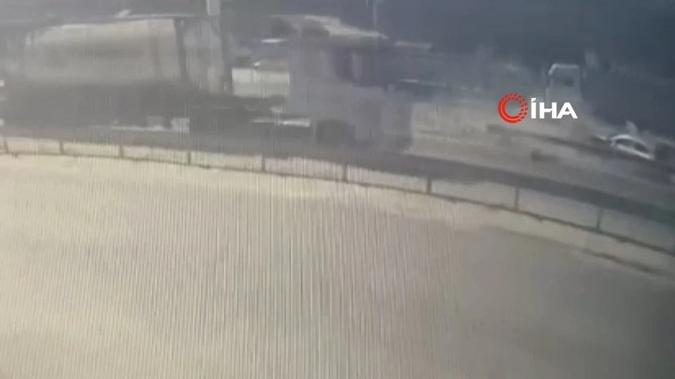 Bursa'da otomobil bariyerlere saplandı: Üç kişi yaralandı