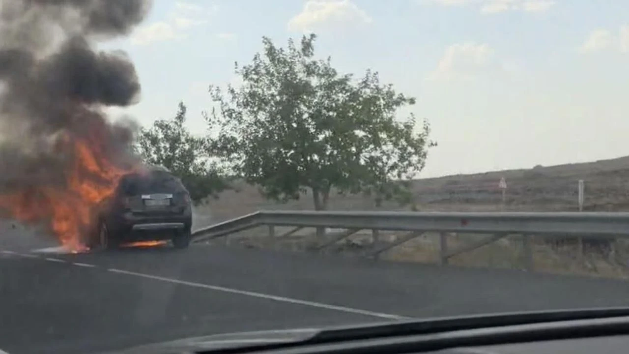 Diyarbakır yolunda otomobil yangını