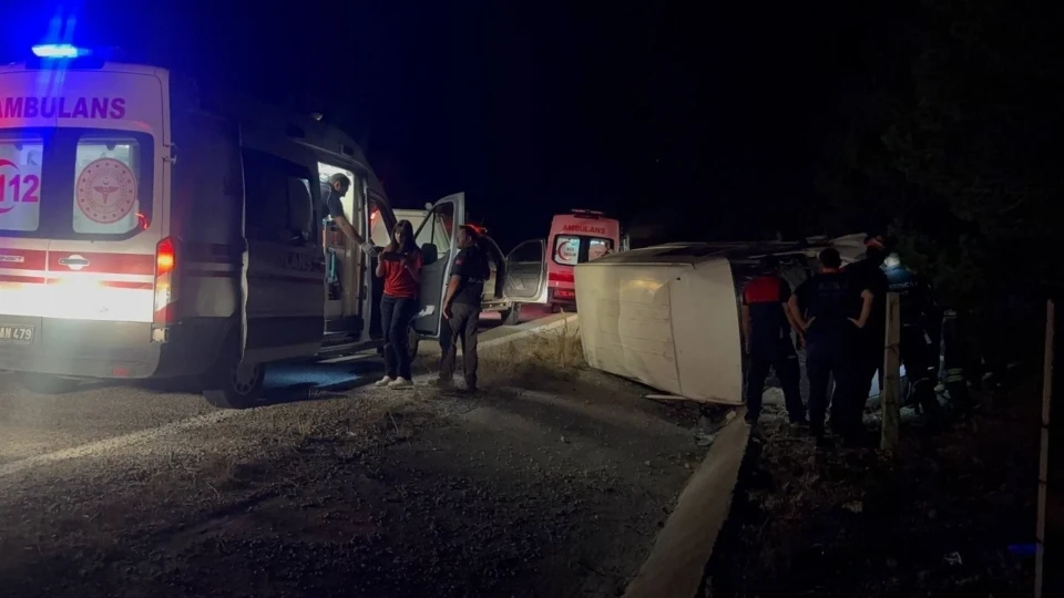 Erzincan’da bal yüklü minibüs devrildi: Üç yaralı