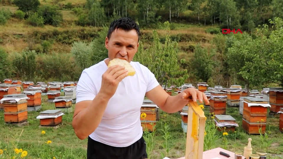 Erzurum'da yaşan 46 yaşındaki Alim Eser kışın fitness antrenörlüğü, yazın ise arıcılık yapıyor