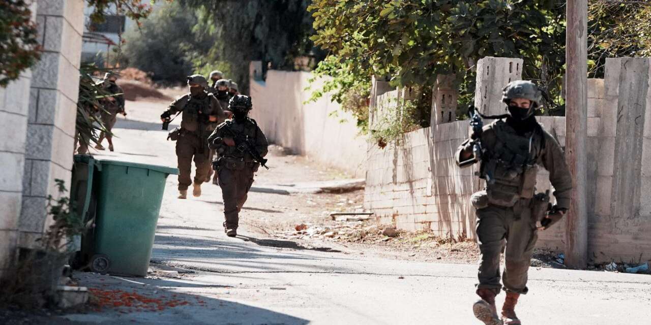 Katil İsrail, Suriye'nin güneyindeki bir köye baskın düzenledi