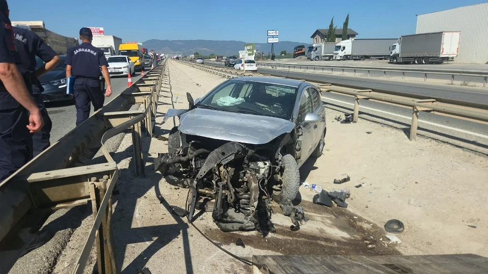 Kontrolden çıkan otomobil refüje uçtu: Biri çocuk üç yaralı