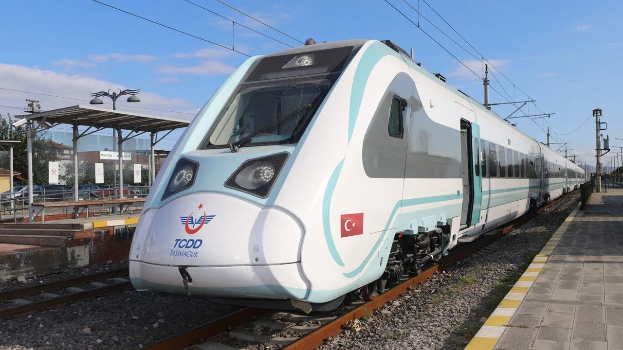 Milli elektrikli hızlı tren saatte 250 kilometre hıza ulaşarak rekor kırdı!