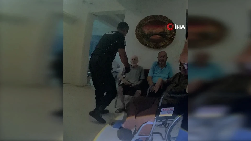 Orman yangını huzurevine sıçradı: Polislerin yaşlıları kurtarma mücadelesi kamerada