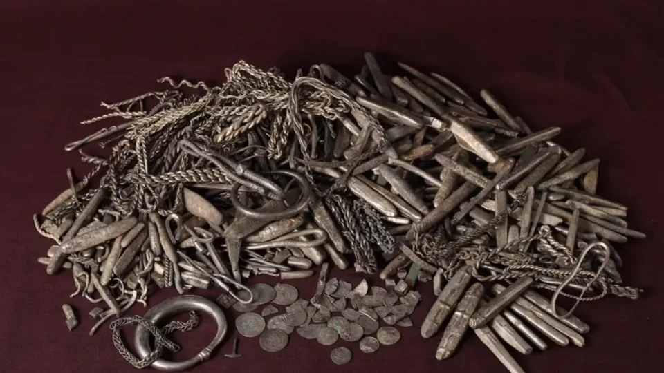 Veranda yapacaktı, Viking hazinesi buldu: Tam 18,5 kilo! Thor'un çekici bile var