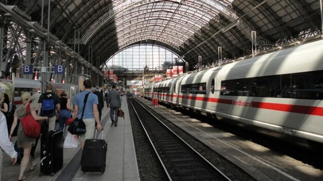 Almanya'da tren istasyonu çevresinde hareketli dakikalar