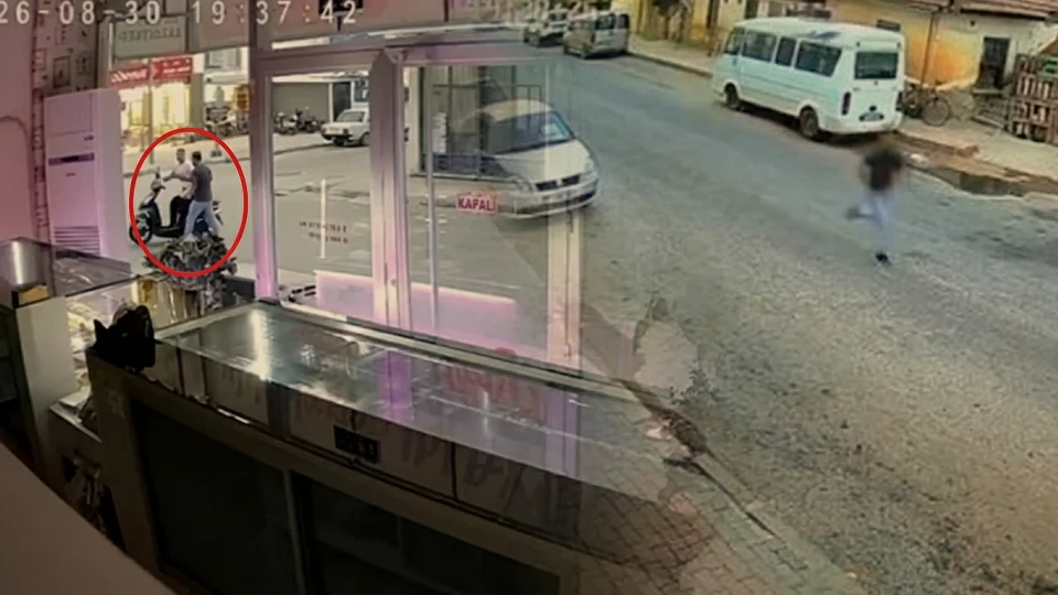 Babası isyanda 'Gidin alın tıkın bunu içeri': Hiç tanımadığı birini kasap bıçağıyla bıçakladı, polisi görünce 'Game Over' dedi