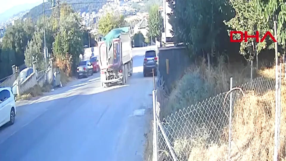 Direksiyon hakimiyetini kaybetti: Önce iki otomobile çarptı, sonra evin bahçesine düştü