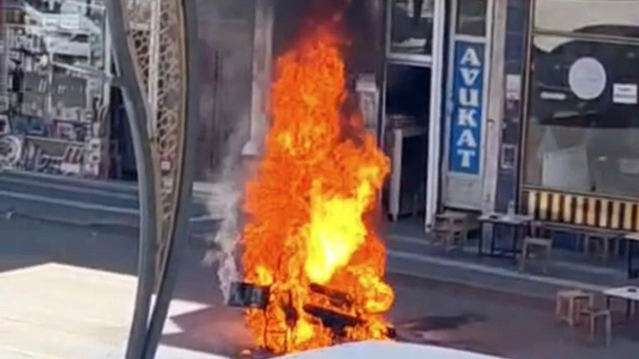 Diyarbakır'da hareket halindeki motosiklet alev aldı