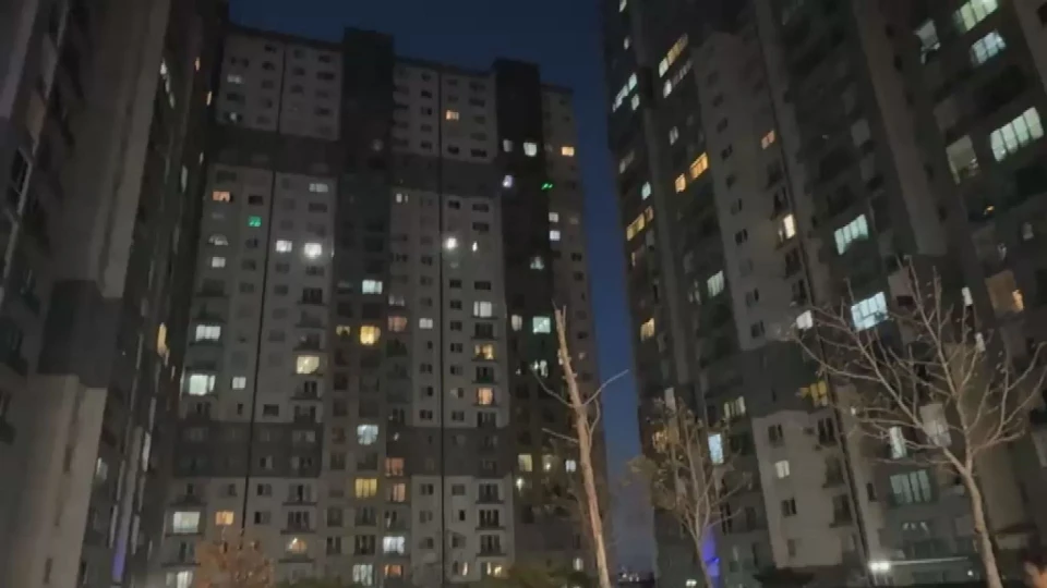 Esenyurt'ta panik dolu anlar! Otoparktaki yangın 28 katlı binaya sıçradı: 42 kişi etkilendi