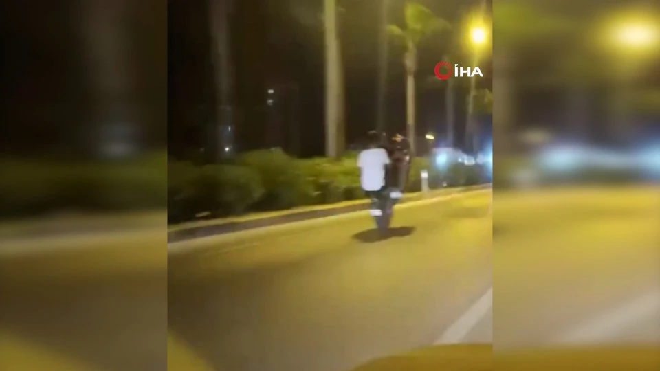 Hatay'da sosyal medya şovu için ön tekeri havada ilerleyen motosikletli trafiği tehlikeye attı