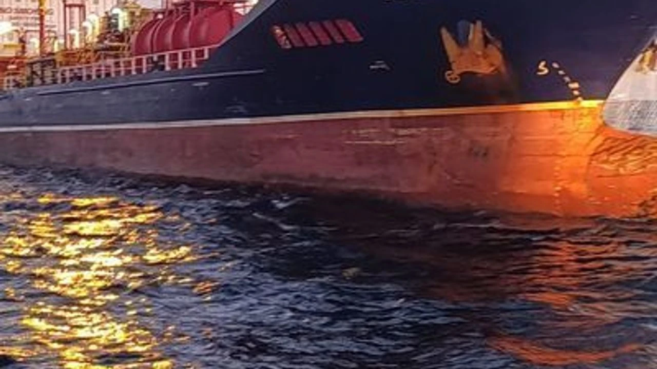 İstanbul'da 2 gemi çarpıştı.. Bakan Uraloğlu: 11 dakikada battı, 10 kişi kayıp