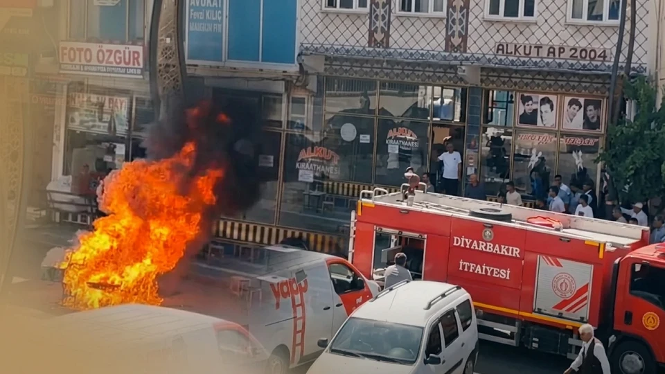 Motosiklet alevlere teslim oldu: sürücü kendini kurtardı
