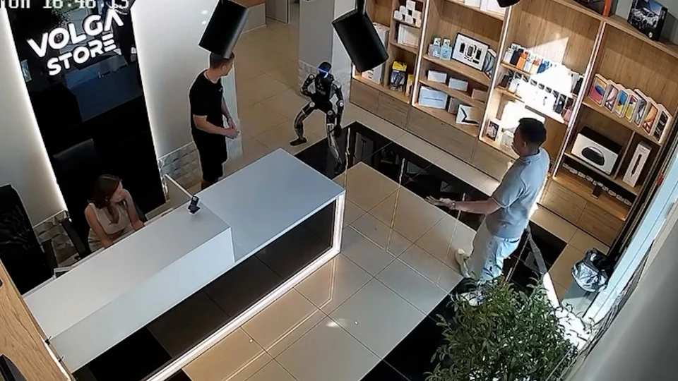Öfkesi pes dedirtti: Rusya'da danışman robot kendisini iten müşteriye saldırdı