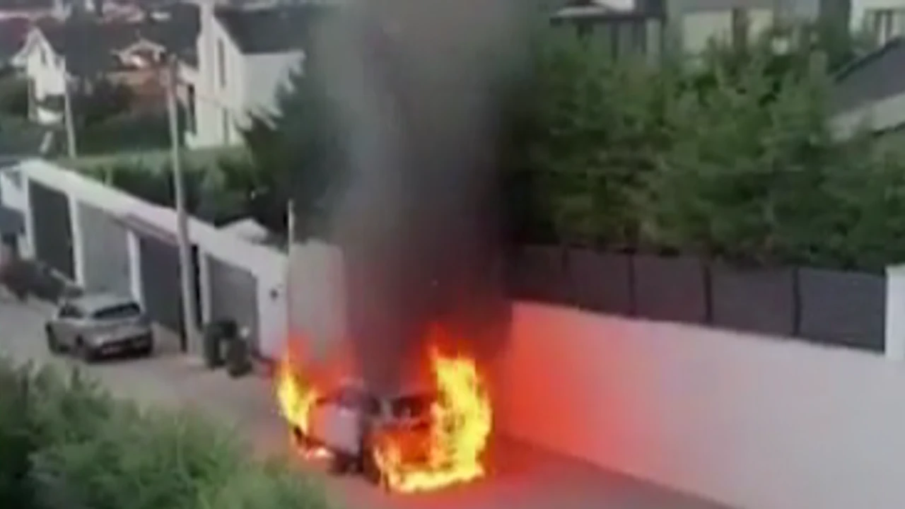 Park halindeki araç alev alev yandı!