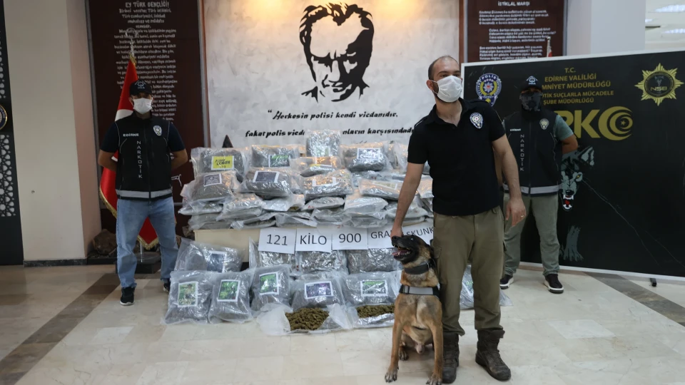 Piyasa değeri milyonlarca lira... Hamzabeyli'de dev operasyon! Romanya'dan gelen tırda yüzlerce kilo zehir ele geçirildi