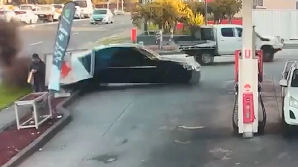 Sydney’de kontrolden çıkan otomobil benzin istasyonuna daldı: Kaldırımdaki yaya kıl payı kurtuldu