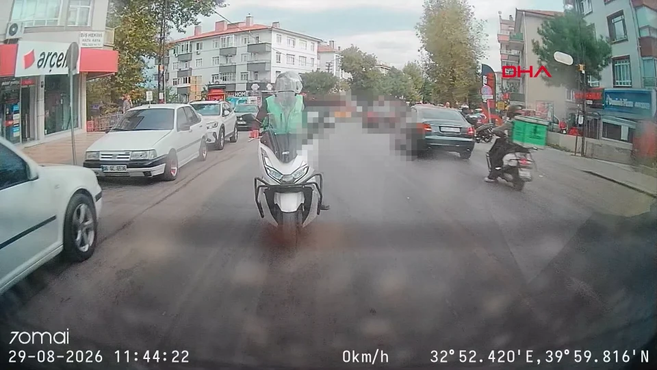 Ankara'da kurye diğer kuryeye el sallarken otomobile çarptı