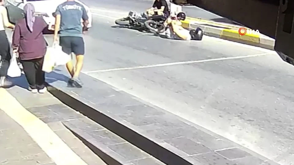 Antalya'da yayaya çarpmamak için ani fren yapınca motosikleti devrildi