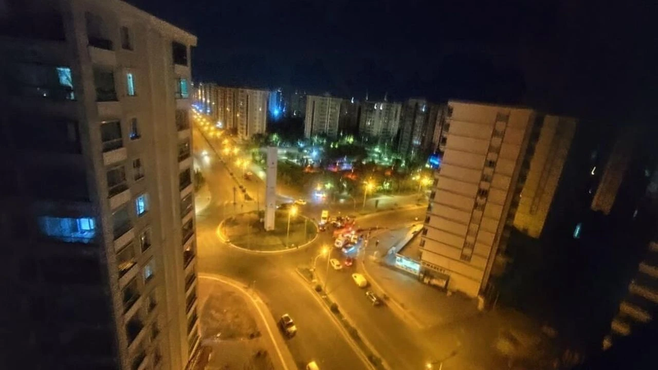 Diyarbakır'da hızla kavşağa giren araç kaza yaptı