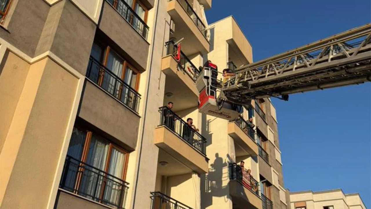 Diyarbakır'da korku dolu anlar: Balkon demirlerinde asılı kaldı