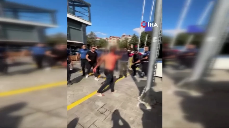 Esenler'de kendine zarar veren şahıs, aracını polis ekiplerinin üzerine sürdü