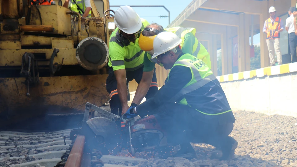 Sakarya'da tarihi gün: Yıllardır beklenen dev projede ilk ray söküldü