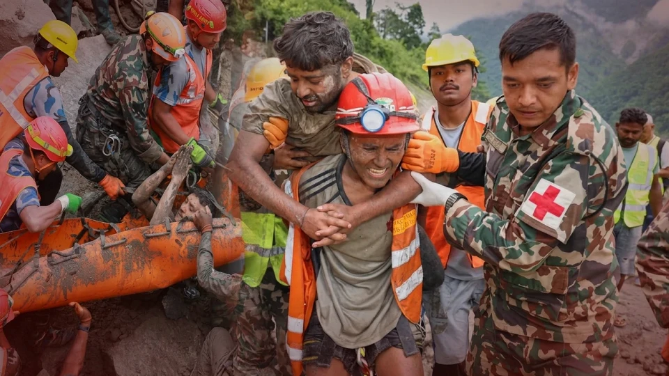 9 gündür tünelde mahsurlardı: Nepal'de sel felaketinde sevindiren gelişme! İki işçi sağ kurtarıldı