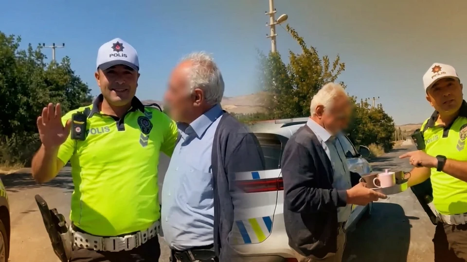 Böyle ceza görülmedi... Türkiye'nin tebessümle izlediği olayda sürücüden polise çağrı: Maddi cezadan ağır geldi, affetmesini istiyorum!
