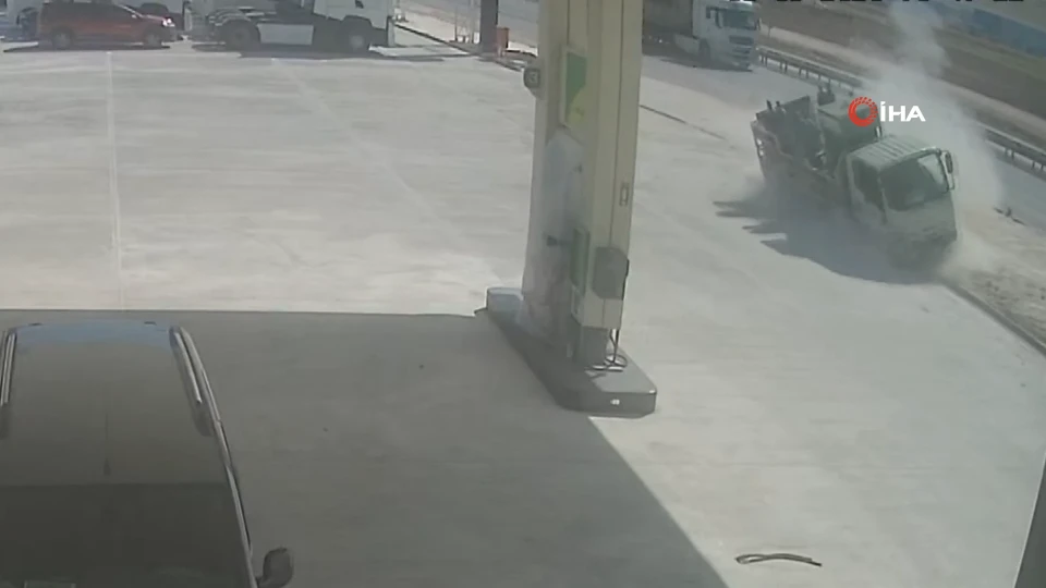 Bursa'da kontrolden çıkan kamyonet benzinliğe uçtu