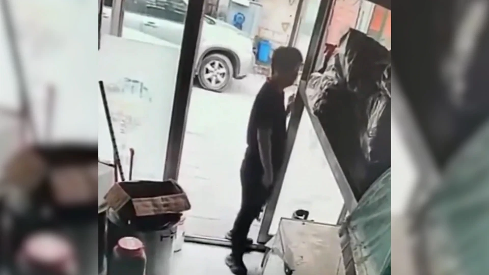 Çin'de gaz kaçağını çakmakla kontrol etmek istedi, dükkan havaya uçtu