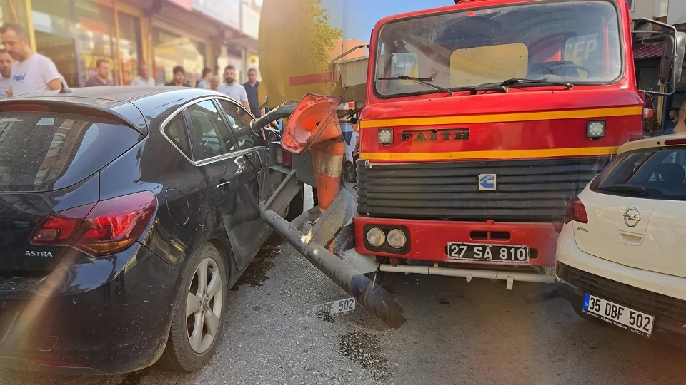 El frenini çekmeyi unuttu, facianın eşiğinden döndü: Üç araca çarparak durdu