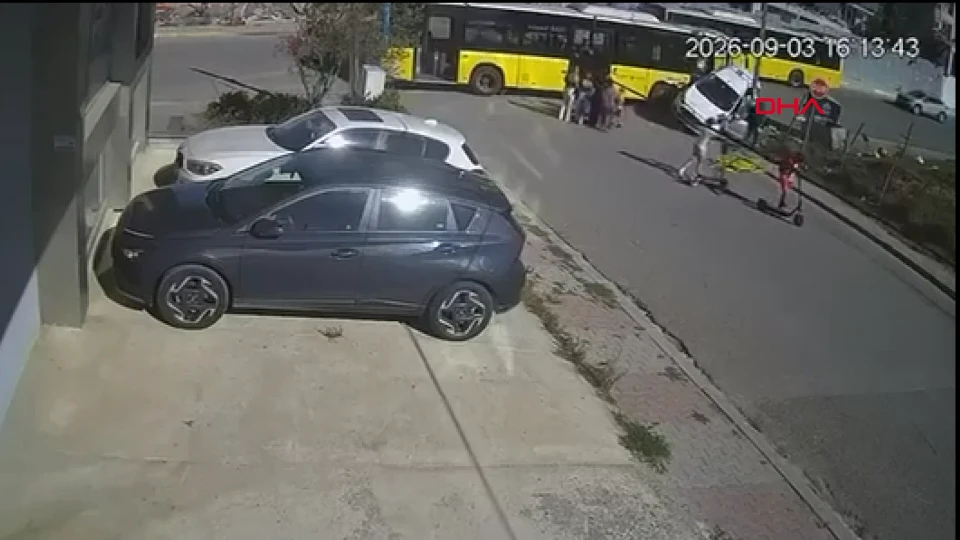Sultanbeyli'de İETT otobüsü ile otomobil çarpıştı: Yaralılar var