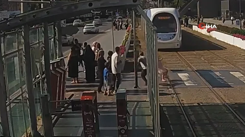 Tramvayın önüne koşan küçük çocuğu son anda kurtardı