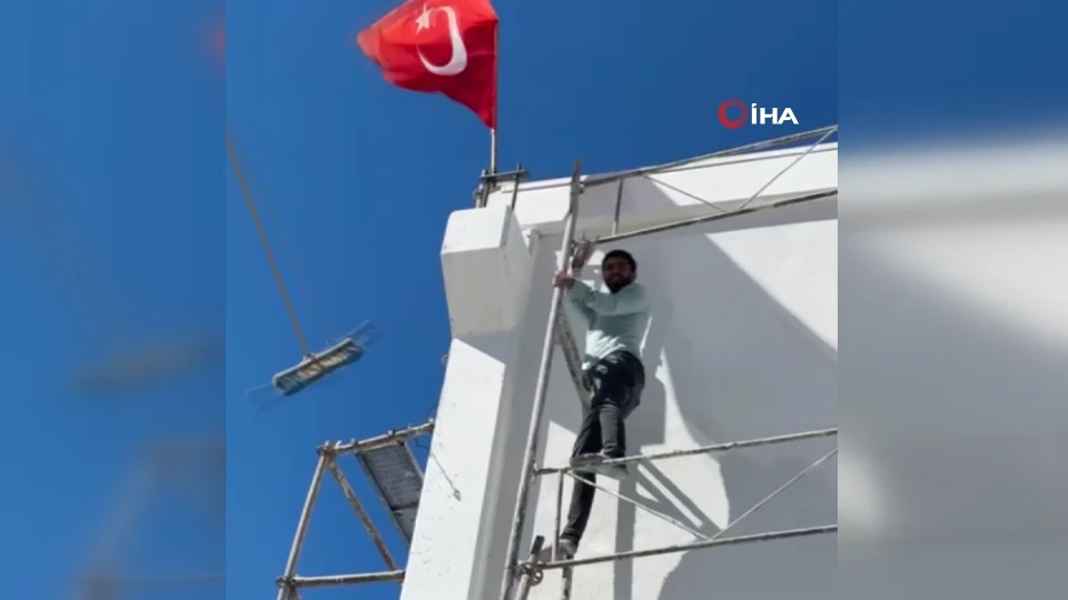 Türk bayrağını düzeltmek için 10 metre yüksekliğindeki iskeleye tırmandı