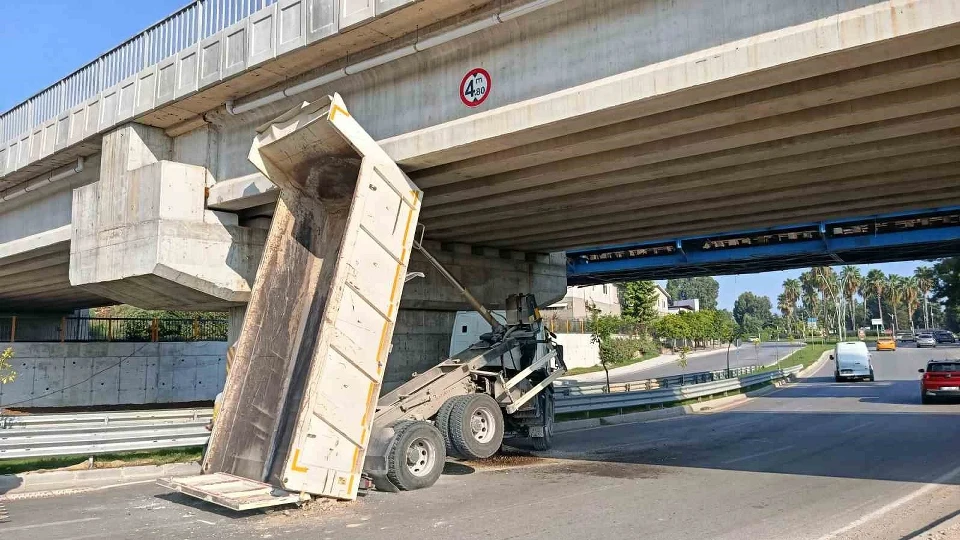 Adana'da kaza! Fark edemeyip köprüye daldı: ASKİ kamyonu havada asılı kaldı